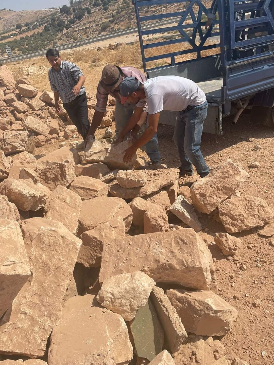 قبيلات لـ الاردن24: حلّ مشكلة مدرسة يرقا؛ الاحتفاظ بالحجارة القديمة واعادة تركيبها - صور