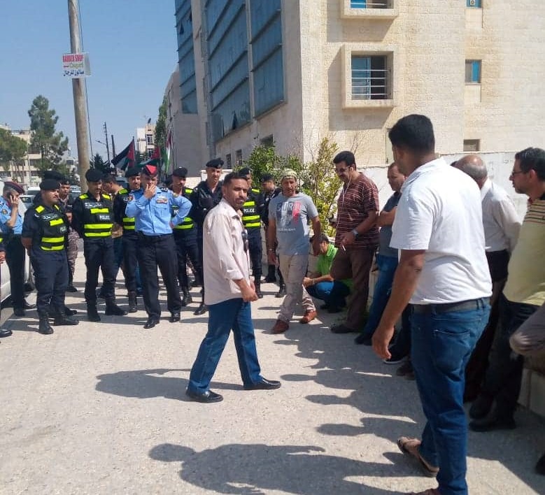 موظفو الاردنية السورية يحتجون امام النقل.. ويشتكون تجاهل الوزير عزايزة لهم  صور