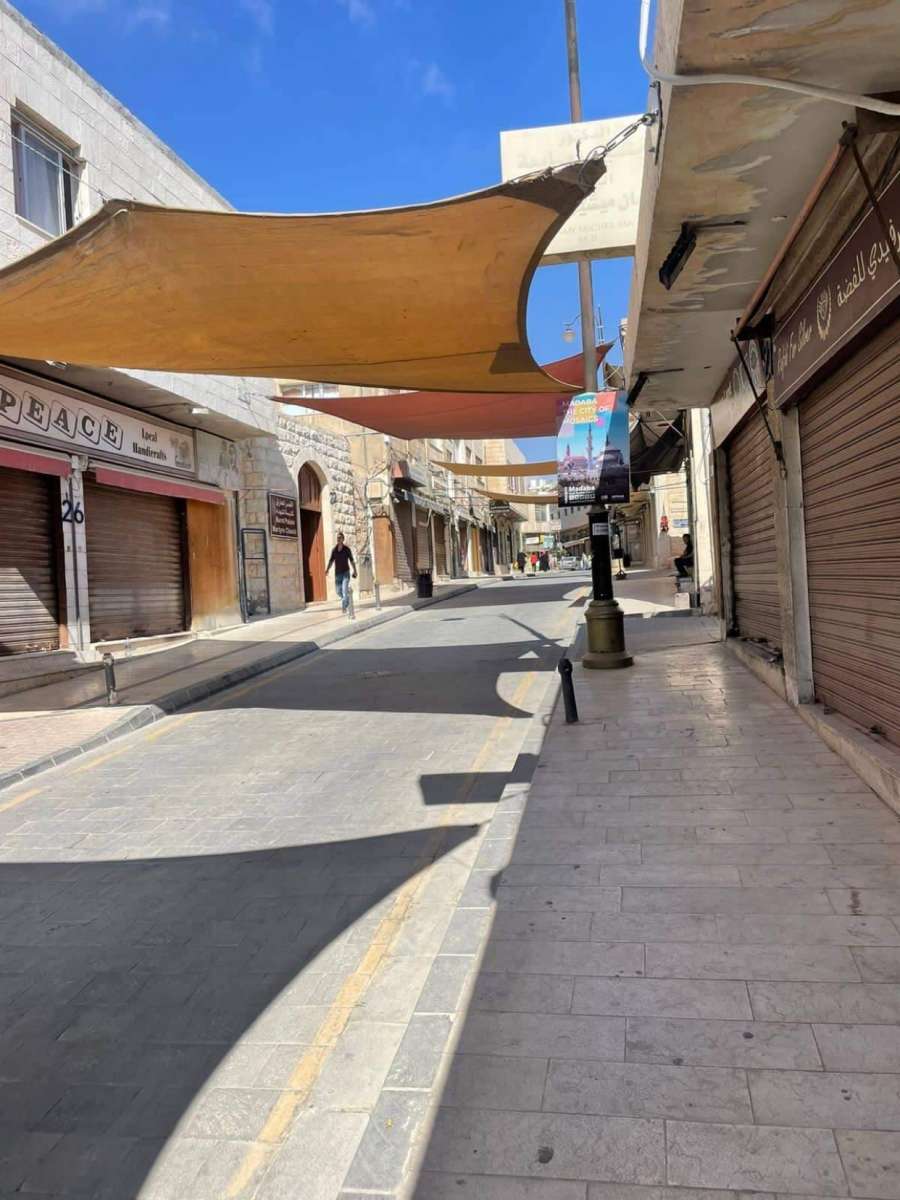 مادبا: المحال التجارية في الشارع السياحي تضرب عن العمل احتجاجا على ممارسات الادلاء - صور