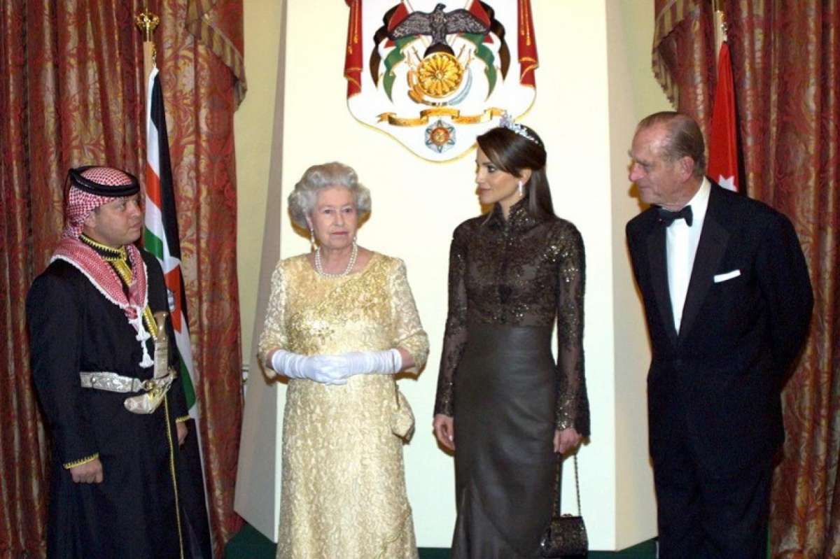 الملكة اليزابيث زارت الاردن وقامت بجولة تاريخية مع الراحل الحسين - صور