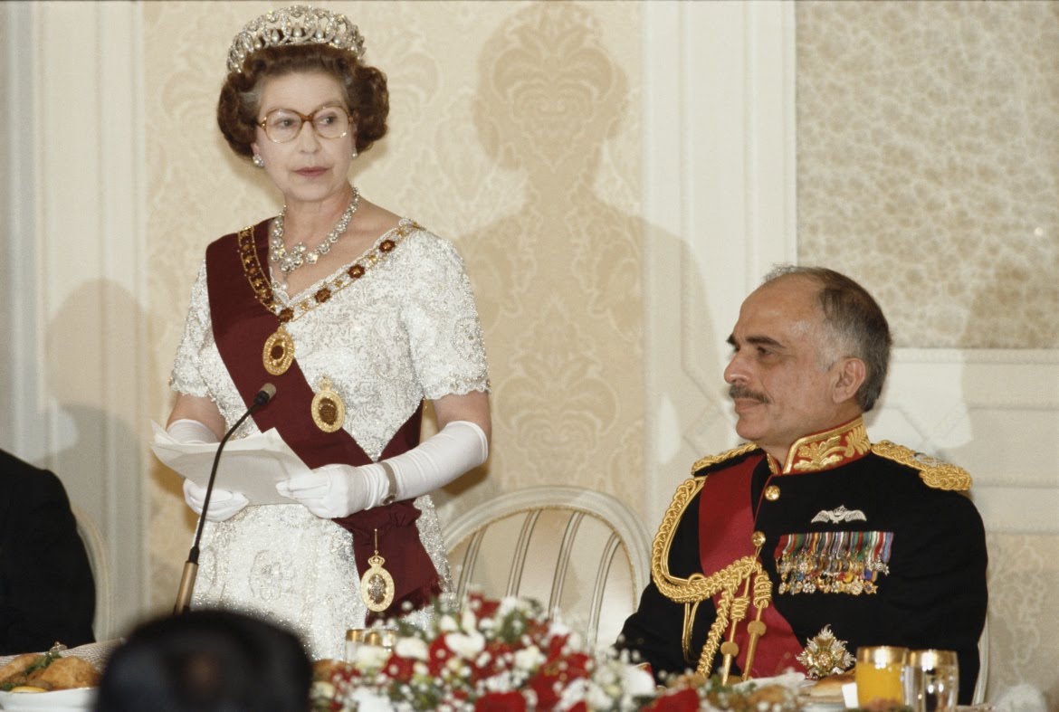 الملكة اليزابيث زارت الاردن وقامت بجولة تاريخية مع الراحل الحسين - صور