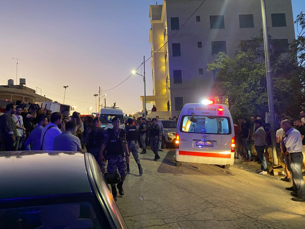 الامن: اخلاء وفاتين من تحت الانقاض .. ومواصلة البحث عن محاصرين 