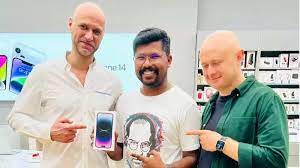 آيفون 14: رجل هندي يسافر إلى دبي لشراء الهاتف الجديد قبل طرحه بساعات في بلاده