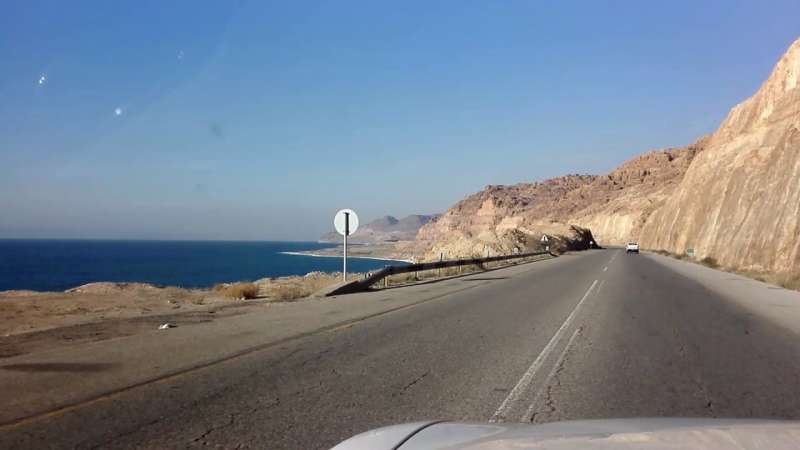 تحويلات مرورية على طريق البحر الميت السبت لتركيب جسر مشاة