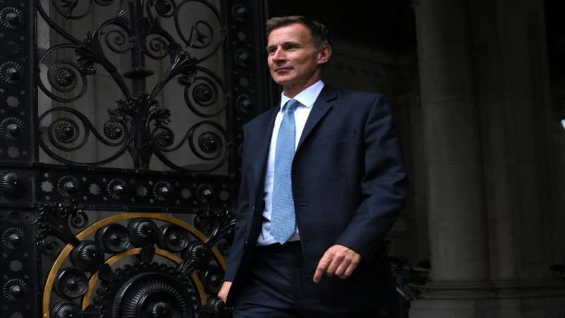 وزير المالية البريطاني الجديد ينذر برفع بعض الضرائب