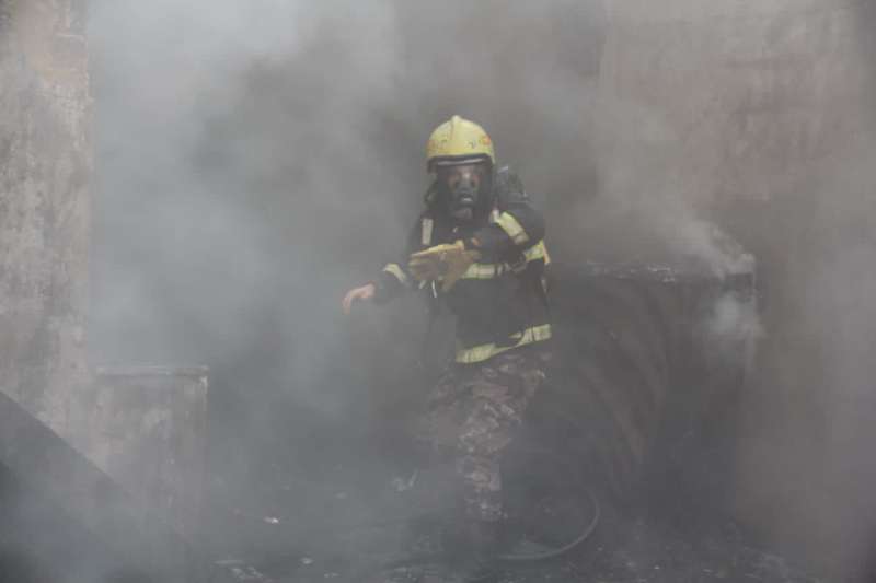 الدفاع المدني يخمد حريق مستودع إسفنج وأخشاب في محافظة العاصمة ولا إصابات تذكر
