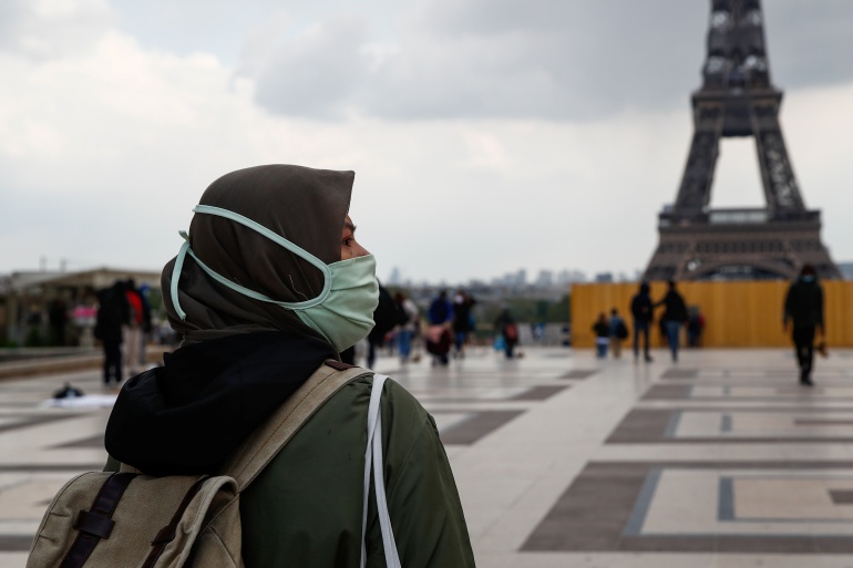 طالبة مسلمة في فرنسا تُصدم بتمزيق مصحفها وإلقاء حجابها في سلة المهملات