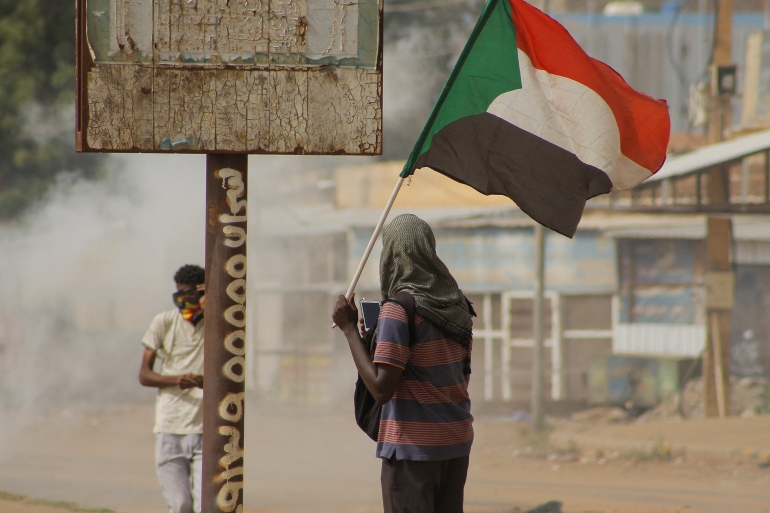 السودان.. مواجهات بين المتظاهرين والجيش في النيل الأزرق ومقتل متظاهر بالخرطوم