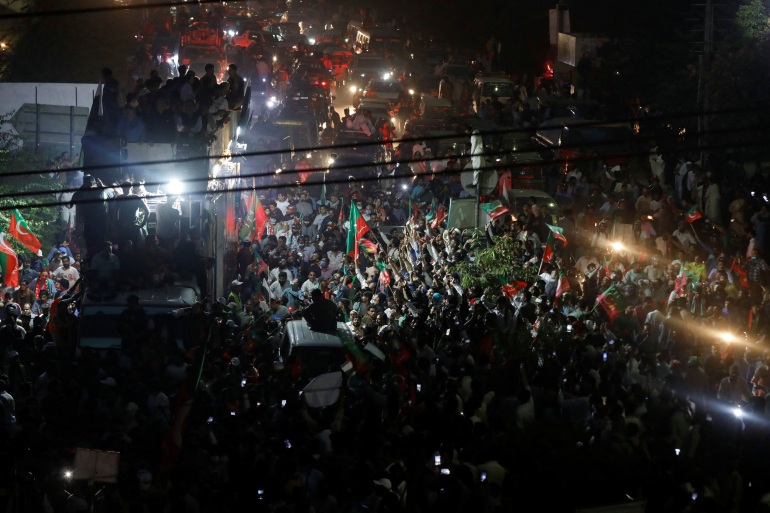شاهد.. عمران خان يقود عشرات الآلاف من أنصاره في مسيرة طويلة إلى إسلام آباد