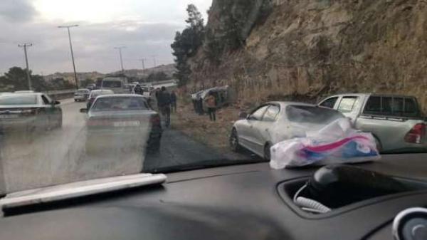 انزلاق مركبة شحن واصطدامها بـ 7 سيارات شرق عمان