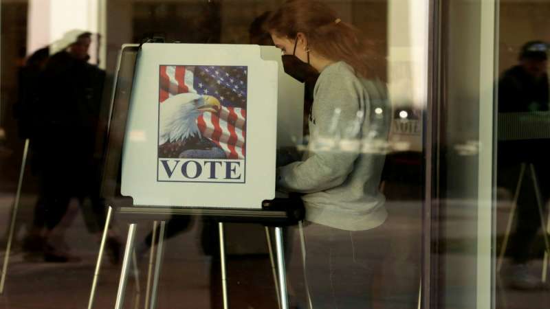 الأميركيون يقترعون في انتخابات منتصف الولاية الحاسمة