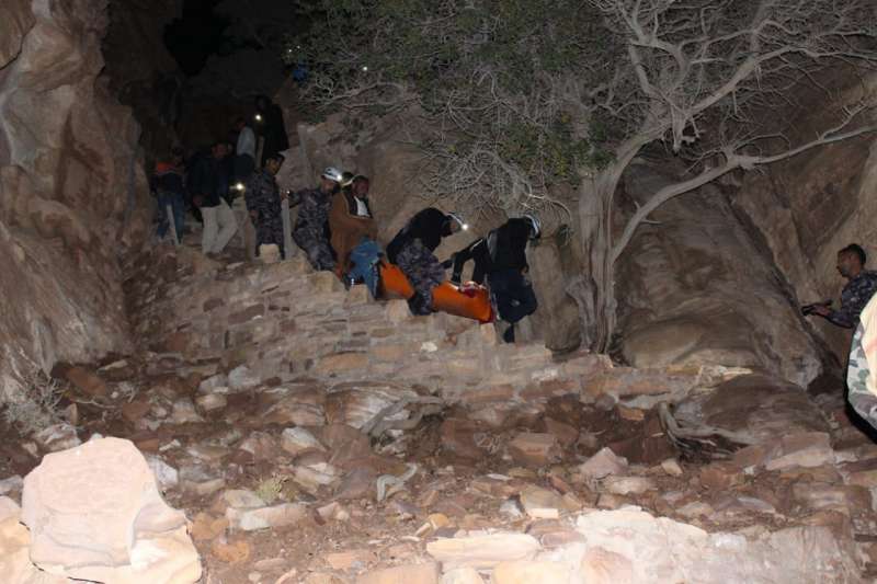 الدفاع المدني ينقذ سائحا أجنبيا سقط عن مقطع صخري في معان