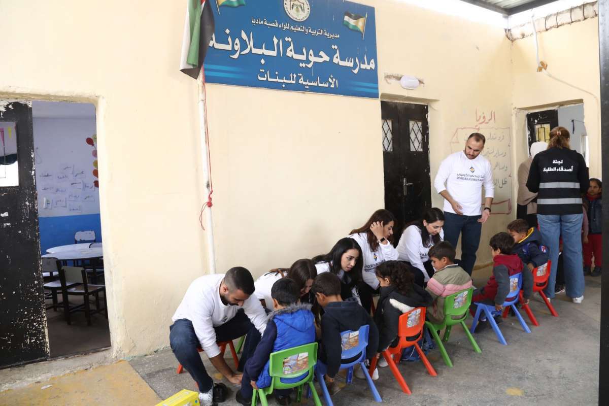الأردني الكويتي يوزّع الملابس على طلاب مدارس في مادبا