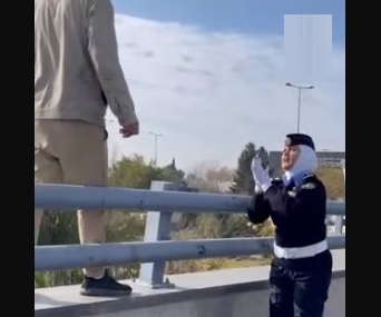 ضابطة أمن تثني شابا عن الانتحار (فيديو)