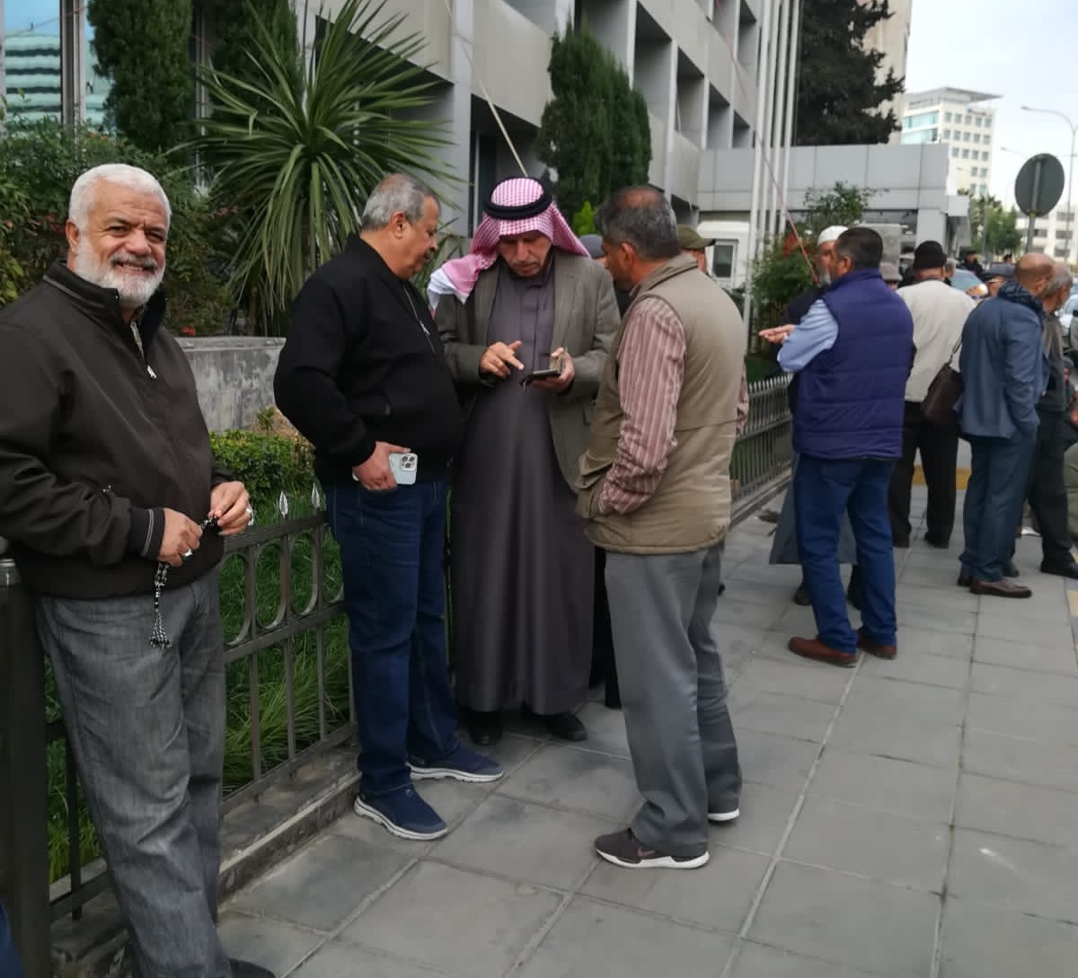 متقاعدو الفوسفات يجددون اعتصامهم امام الشركة، والامن يمنع وصول حافلة معان - صور