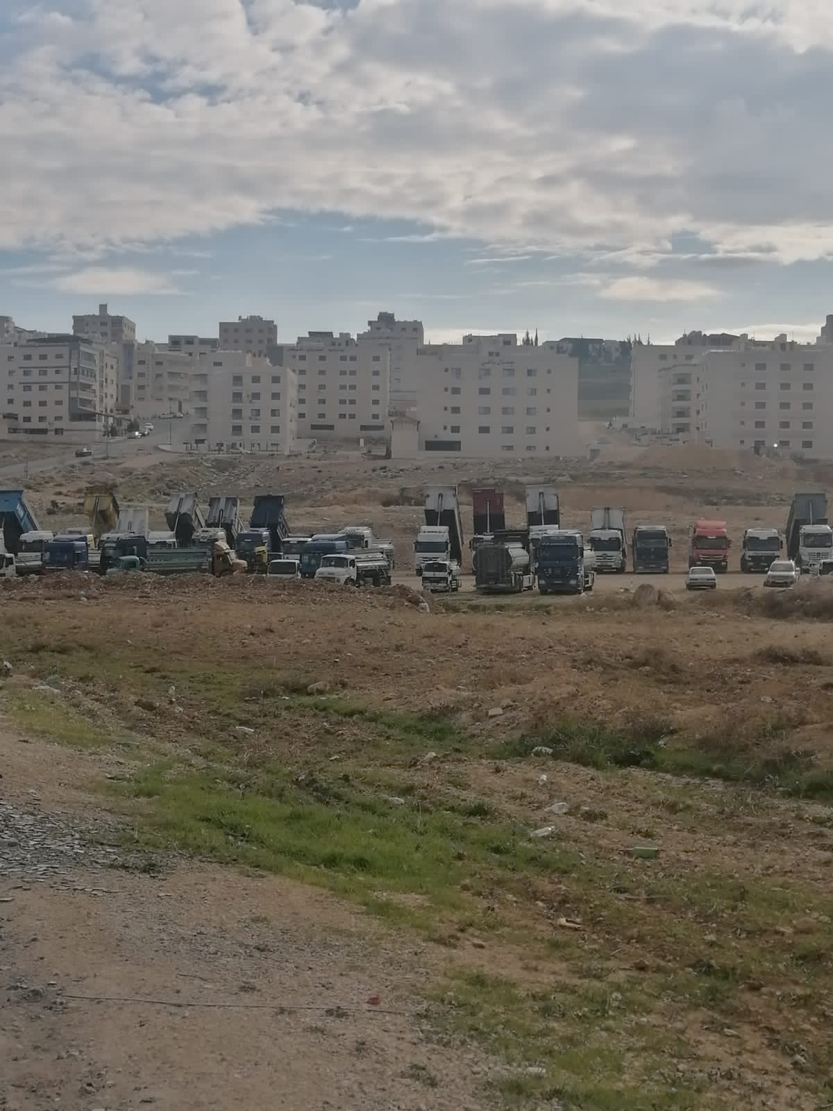 دائرة اضراب الشاحنات والحافلات تتوسع.. سائقون في الرمثا وعمان يؤكدون التزامهم بالاضراب - صور