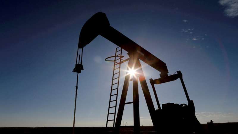 النفط ينخفض في تعاملات متقلبة ويسجل أكبر خسائر أسبوعية منذ شهور