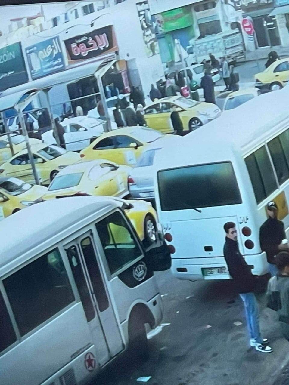 اتساع دائرة الاضرابات.. سائقو النقل العام في مادبا ينضمون لاضراب الشاحنات 