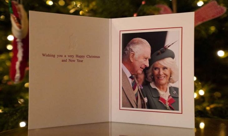 قصر بكنغهام ينشر صورة بطاقة عيد الميلاد الأول لتشارلز ملكا لبريطانيا