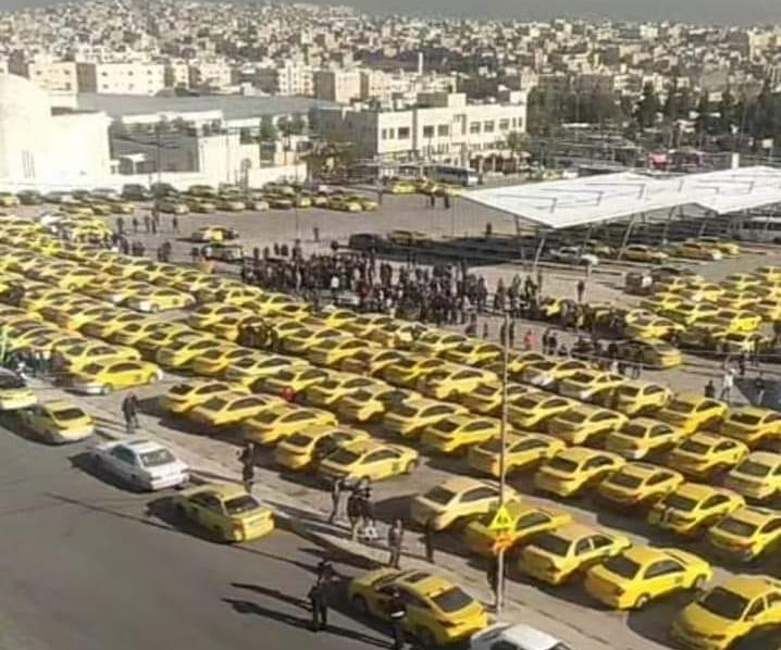 سائقو تكسي اصفر في عمان يعلنون مواصلة الاضراب عن العمل  صور