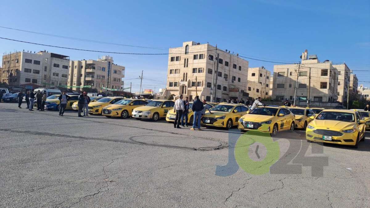 سائقو تكسي اصفر في عمان يعلنون مواصلة الاضراب عن العمل - صور