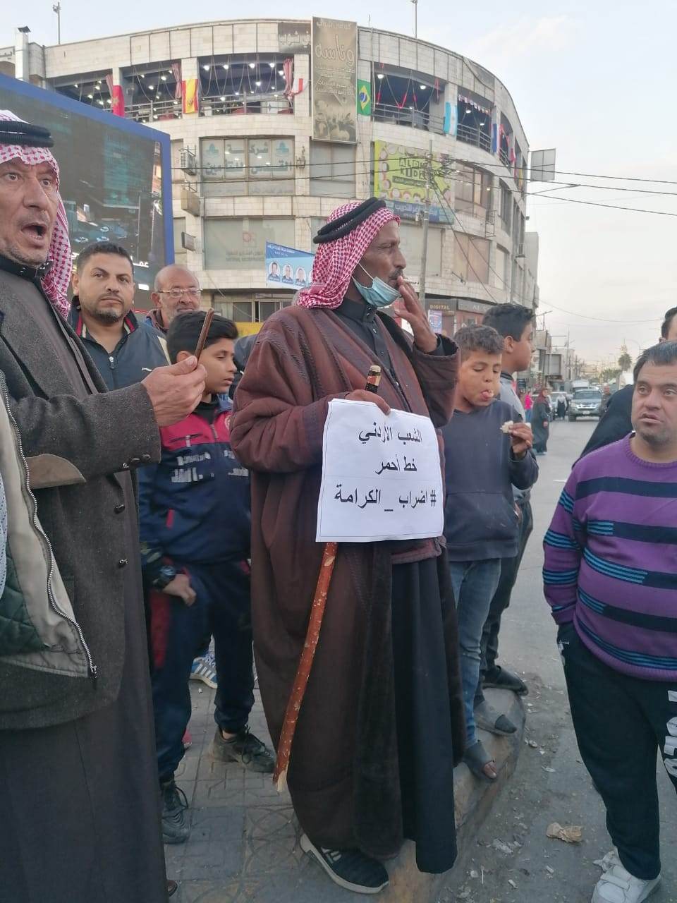 اعتصام في الزرقاء تضامنا مع اضراب سائقي الشاحنات والنقل العام - صور