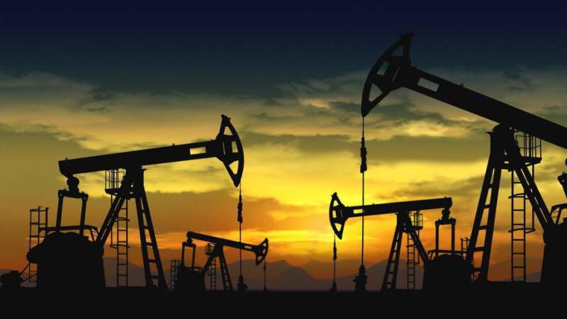 النفط يصعد ويتجه صوب ختام الأسبوع مرتفعا برغم المخاوف الاقتصادية