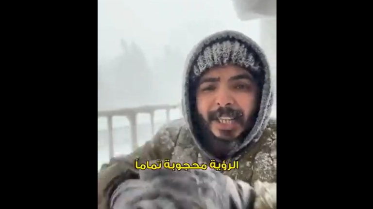 محبوسون منذ 4 أيام في بيوتنا..طالب سعودي يوثق قوة العاصفة الثلجية في نيويورك (فيديو)