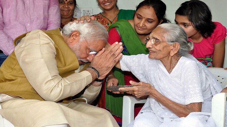 رئيس وزارء الهند يودع والدته بعد وفاتها عن عمر ناهز 100 عام (صور + فيديو)