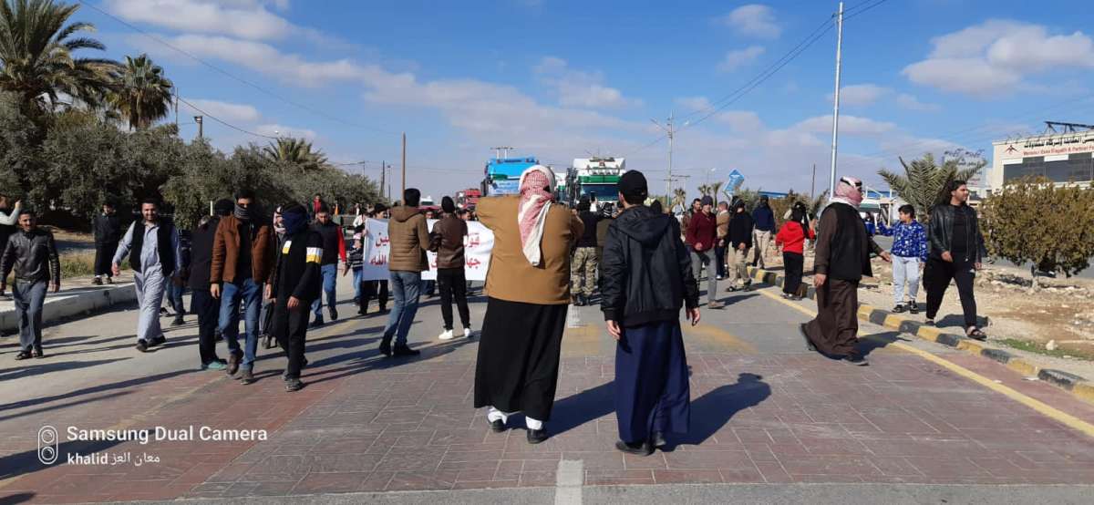 المئات في معان يطالبون باسقاط حكومة الخصاونة وحل مجلس النواب - فيديو وصور