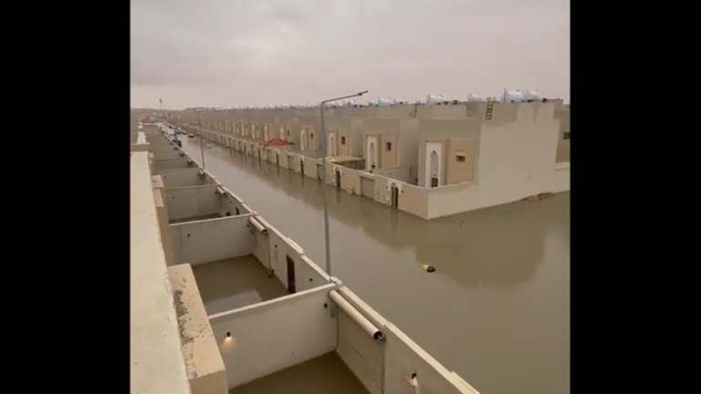 حي سكني يتحول إلى بركة مياه في السعودية (فيديوهات)