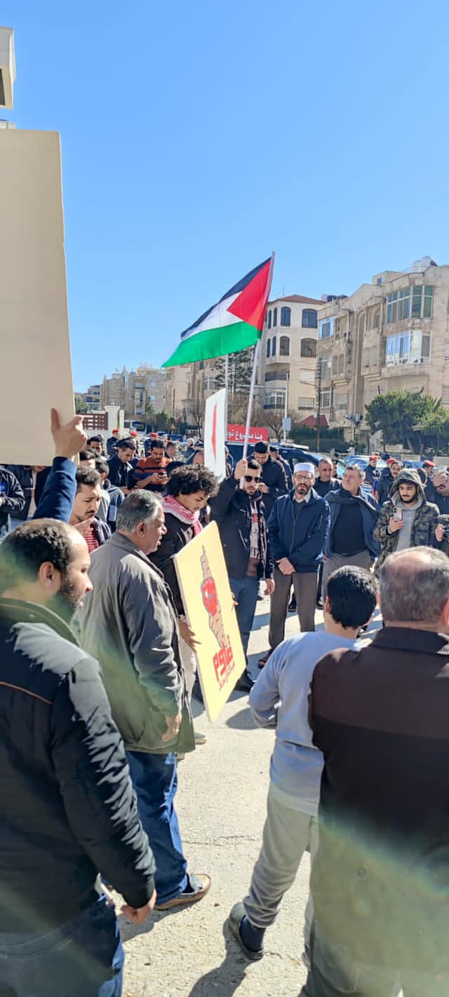 اردنيون قرب سفارة الاحتلال: الرابية بدها تطهير.. من السفارة والسفير - صور