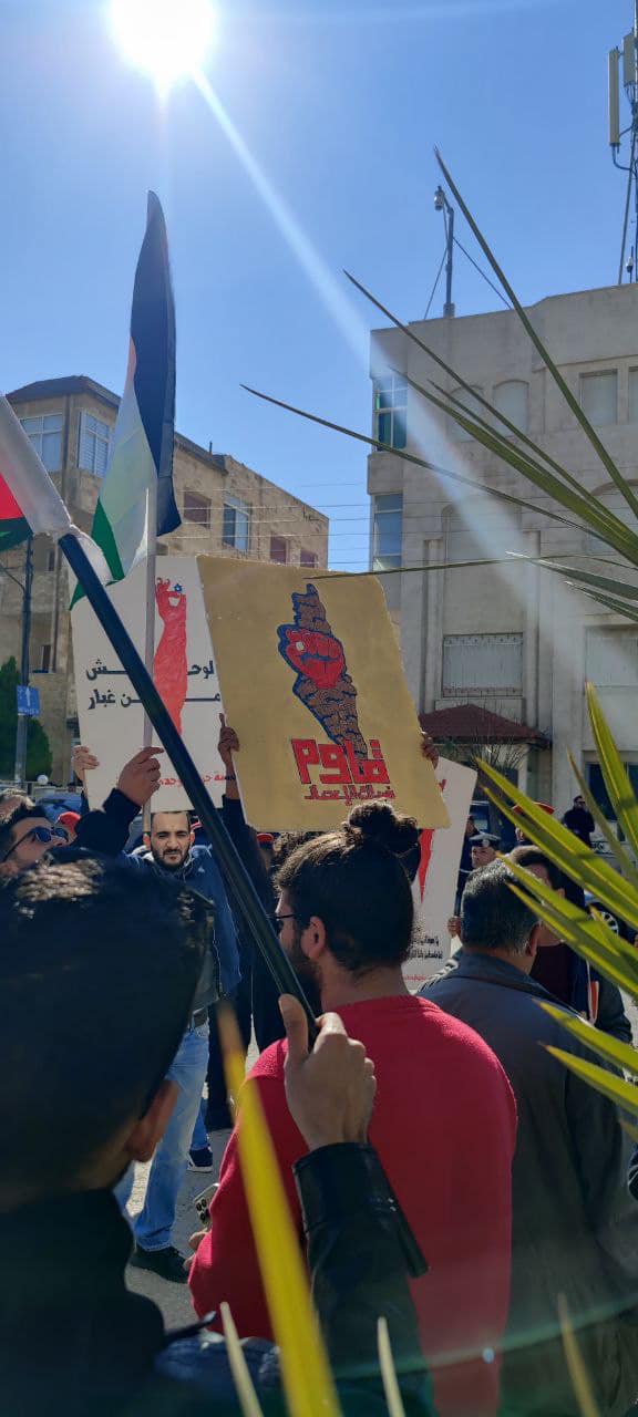 اردنيون قرب سفارة الاحتلال: الرابية بدها تطهير.. من السفارة والسفير - صور