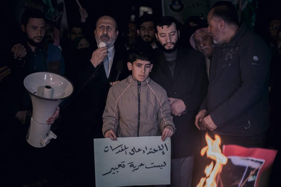 احتجاجا على حرق المصحف الشريف.. اردنيون يحرقون علم السويد امام السفارة السويدية - صور