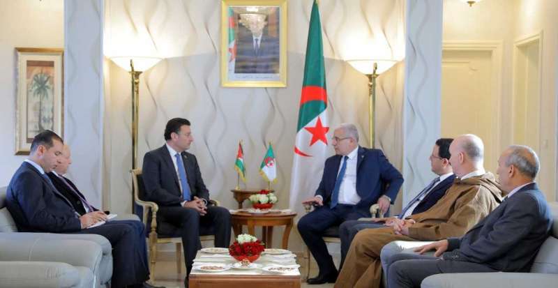 رئيس مجلس النواب يلتقي نظيره الجزائري
