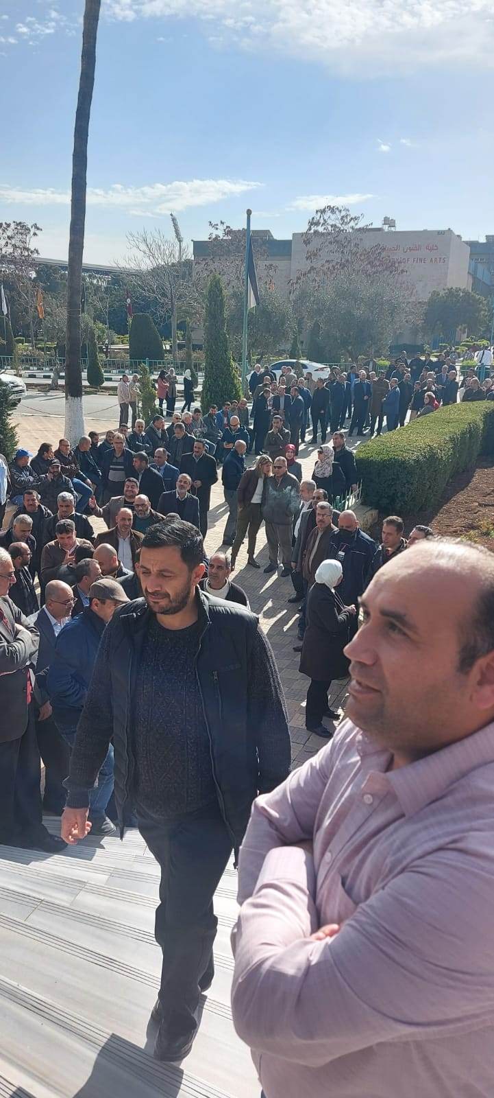 اساتذة وعاملون في اليرموك يحتشدون امام رئاسة الجامعة احتجاجا على تخفيض حوافز الموازي - صور