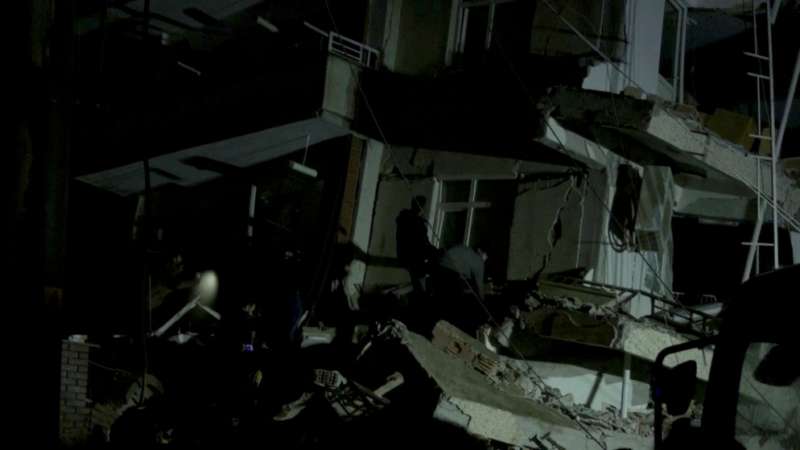 76 قتيلا على الأقل في تركيا جراء الزلزال