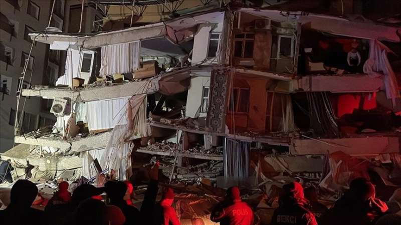 أردوغان يعلن ارتفاع عدد قتلى الزلزال المدمر في تركيا إلى أكثر من 900