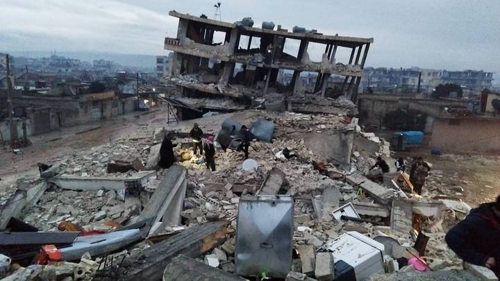 أردوغان يعلن ارتفاع عدد قتلى الزلزال المدمر في تركيا إلى أكثر من 900