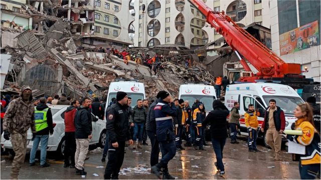 ارتفاع عدد ضحايا زلزال تركيا الى (3705).. ومئات العائلات مازالت تحت الانقاض