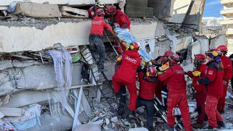 زلزال تركيا وسوريا: عدد القتلى يتجاوز 5200.. واردوغان يعلن حالة الطوارئ لثلاثة اشهر