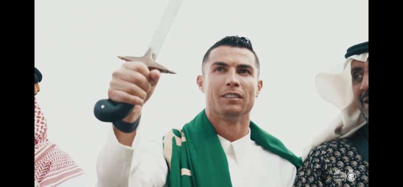 رونالدو ونجوم النصر بالزي السعودي يحتفلون بيوم التأسيس (فيديو)