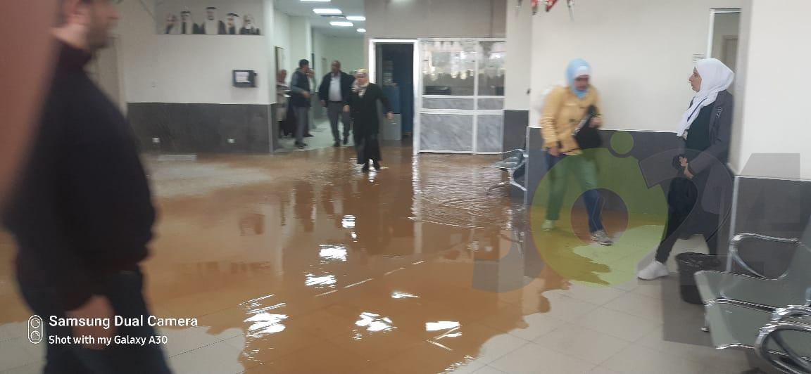 هلع وتلف اجهزة وتساقط لاجزاء من السقف اثر انفجار خط مياه في مستشفى الامير حسين - صور 