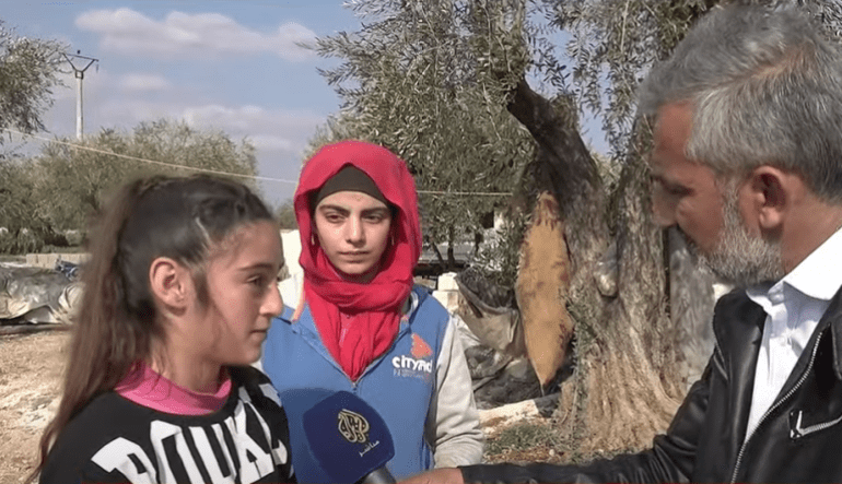 بعد تحوّل البيوت إلى غبار.. معاناة داخل خيام بالية تأوي كل منها 4 أُسر سورية من منكوبي الزلزال (فيديو)