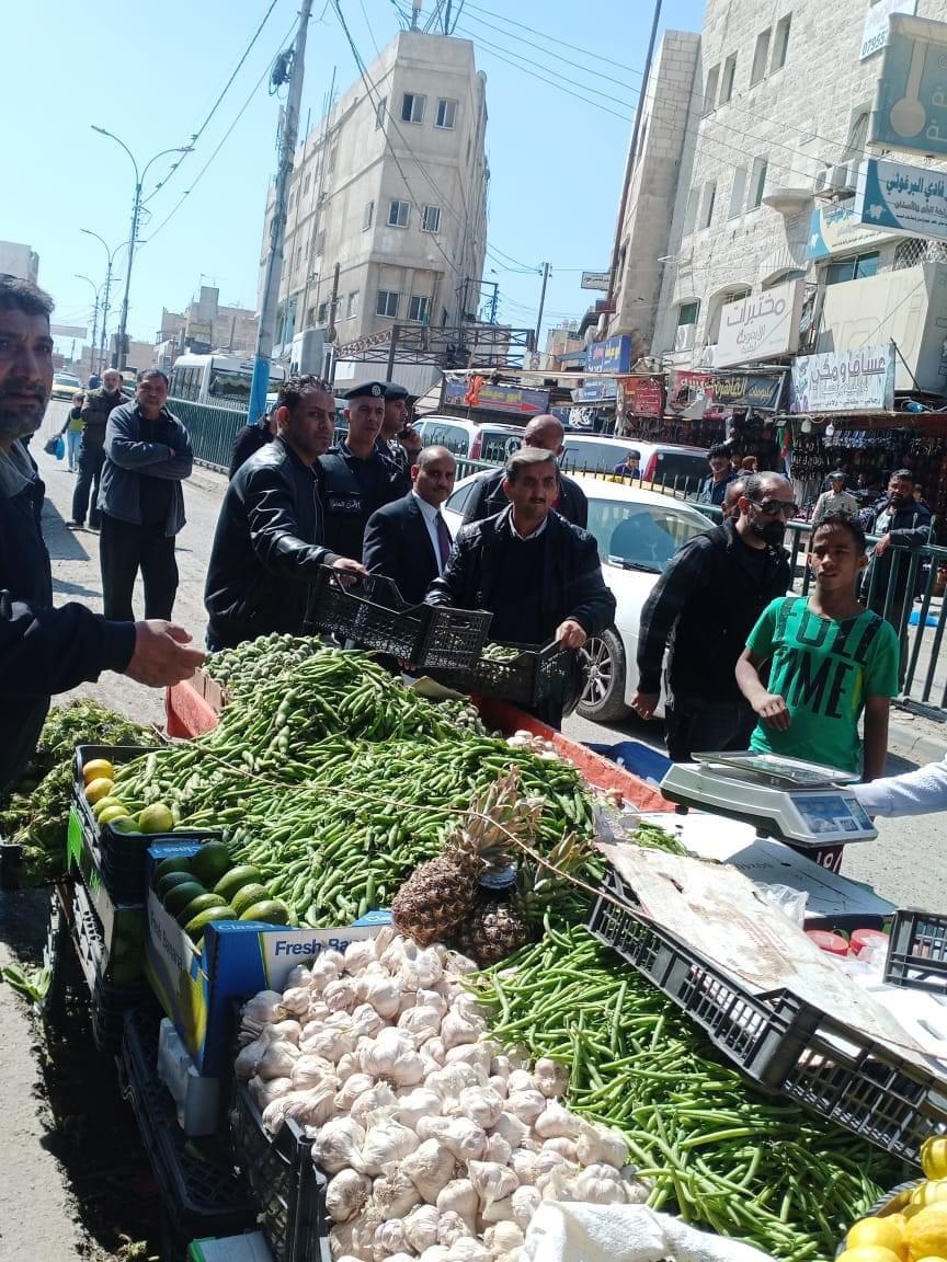 بلدية الزرقاء: تحويل 18 صاحب بسطة إلى المركز الأمني (صور)