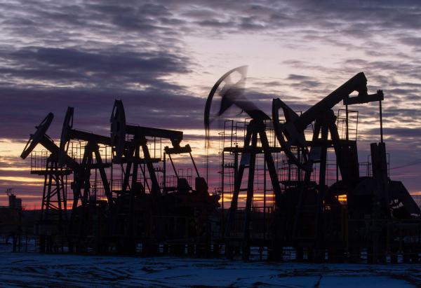 ارتفاع النفط تزامنا مع خفض إنتاج أوبك+