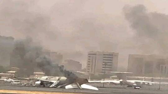 الجيش السوداني: متمردون أحرقوا طائرات مدنية في مطار الخرطوم (فيديو)