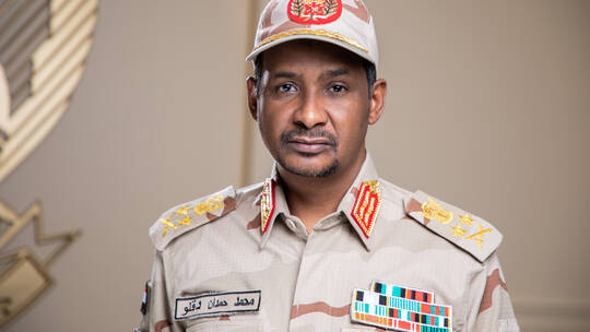 صفحة منسوبة للجيش السوداني تعرض بدلة حميدتي العسكرية (صورة)