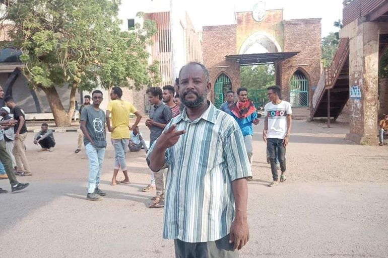 بعد فشل إجلائه.. جثمان طالب سوداني يوارى بساحة جامعته وتفاعل لافت مع قصته (فيديو)