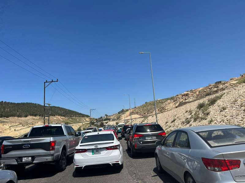 حادث سير على طريق اربد عمان يتسبب بأزمة خانقة  صور